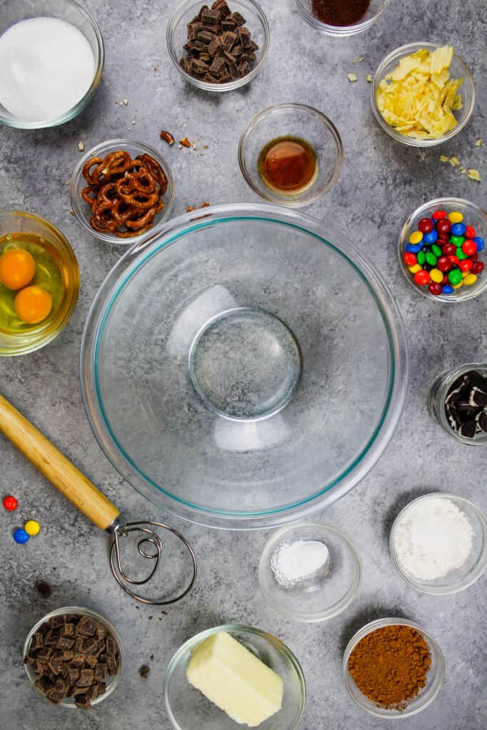 成分的图像制作了所有巧克力蛋糕