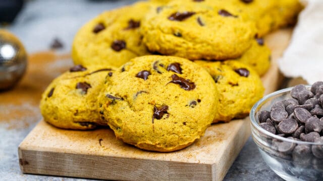 素食南瓜巧克力曲奇饼干堆在一块板上等着吃