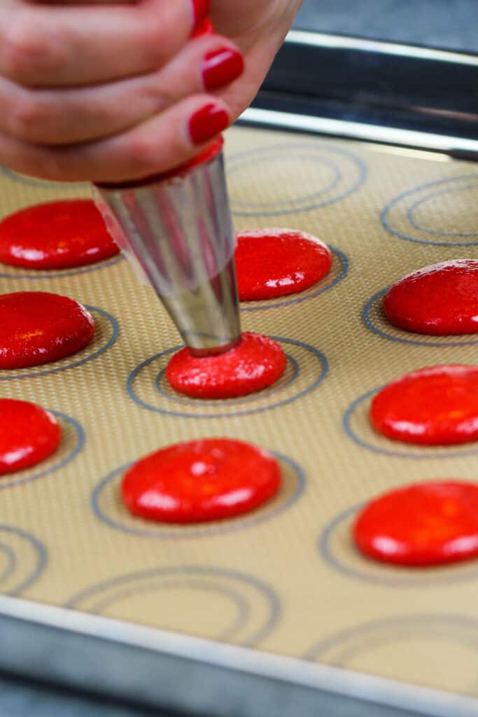 法国的形象红色天鹅绒未曾面糊被输送到silpat硅胶垫