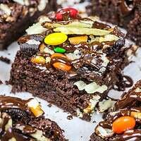 厨房水槽布朗尼蛋糕的图像，上面放着薯片，椒盐脆饼，奥利奥和M＆M