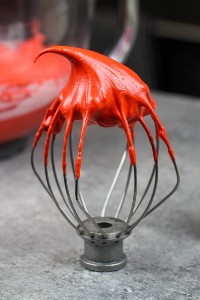 图像的红色法国酥皮的混合有僵硬的山峰使法国红色天鹅绒马卡龙