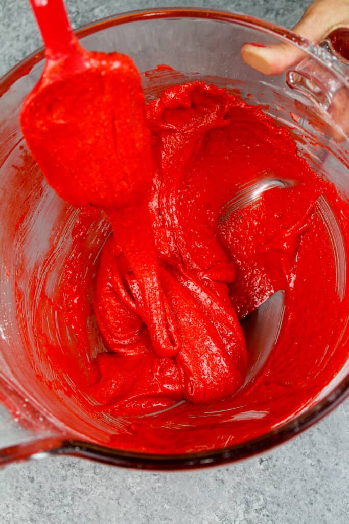 图像的红色天鹅绒未曾面糊混合完美的一致性,让它流在厚丝带抹刀时解除