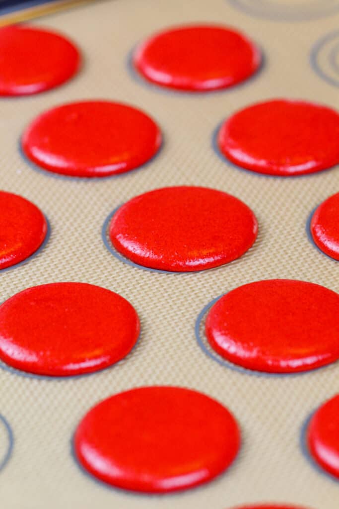 红色天鹅绒马卡龙的形象已经休息皮肤烤之前