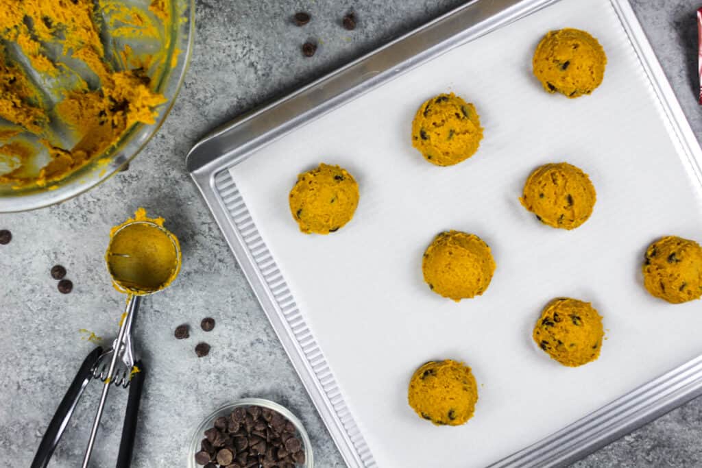 素食巧克力片南瓜饼干的形象，已经舀好准备烤了