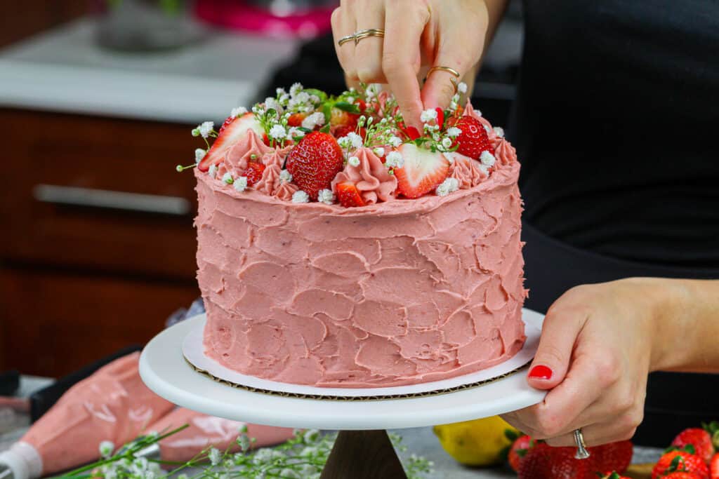 香草草莓蛋糕的图像与香草蛋糕层和草莓奶油