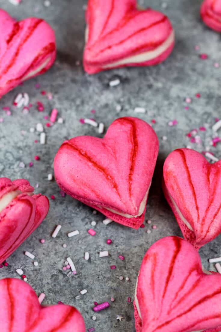 粉红色的心形的马卡龙的形象充满了奶油乳酪