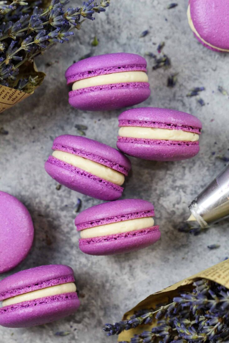 蜂蜜淡紫色macarons的图象充满蜂蜜buttercream