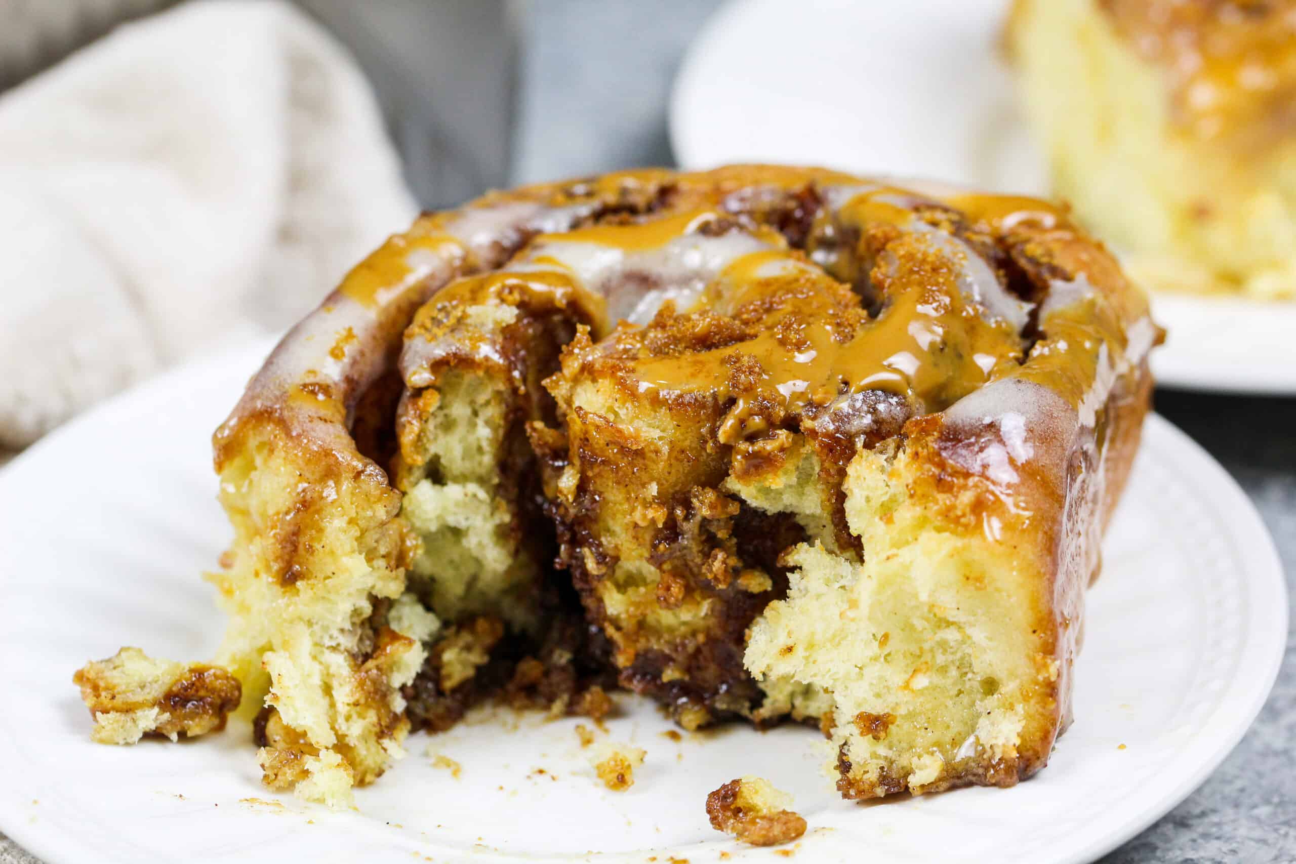 的形象biscoff黄油饼干的肉桂卷在一盘切成展示蓬松和柔软