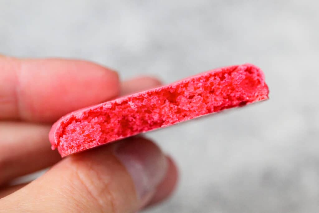 法式马卡龙的外壳已经烤得很饱满了