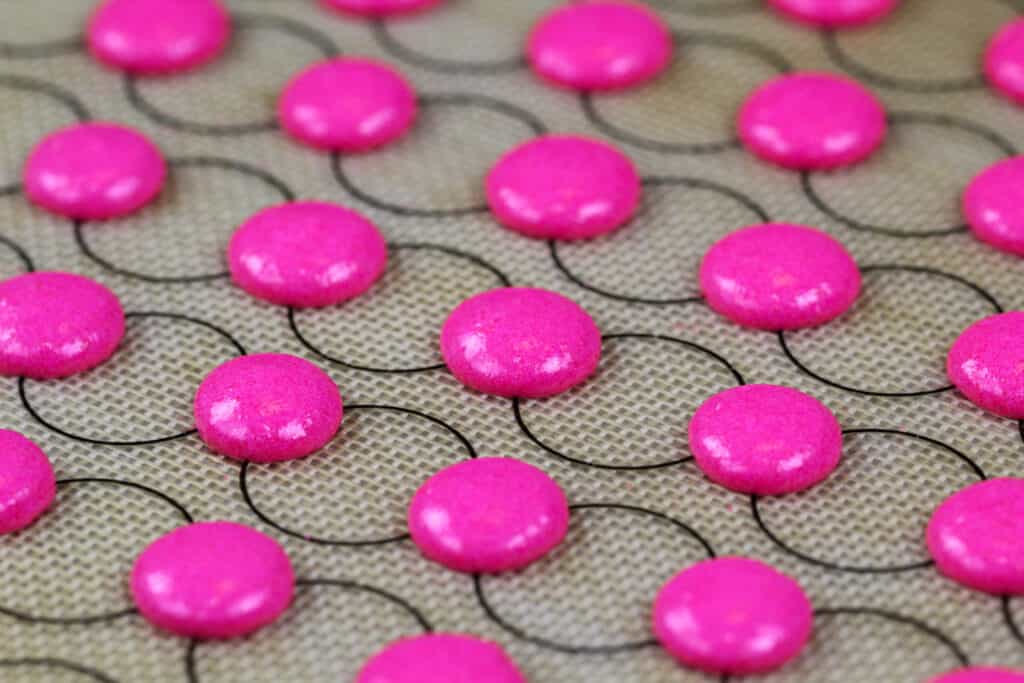 迷你粉红色的macaron壳的形象，在被烘烤之前休息