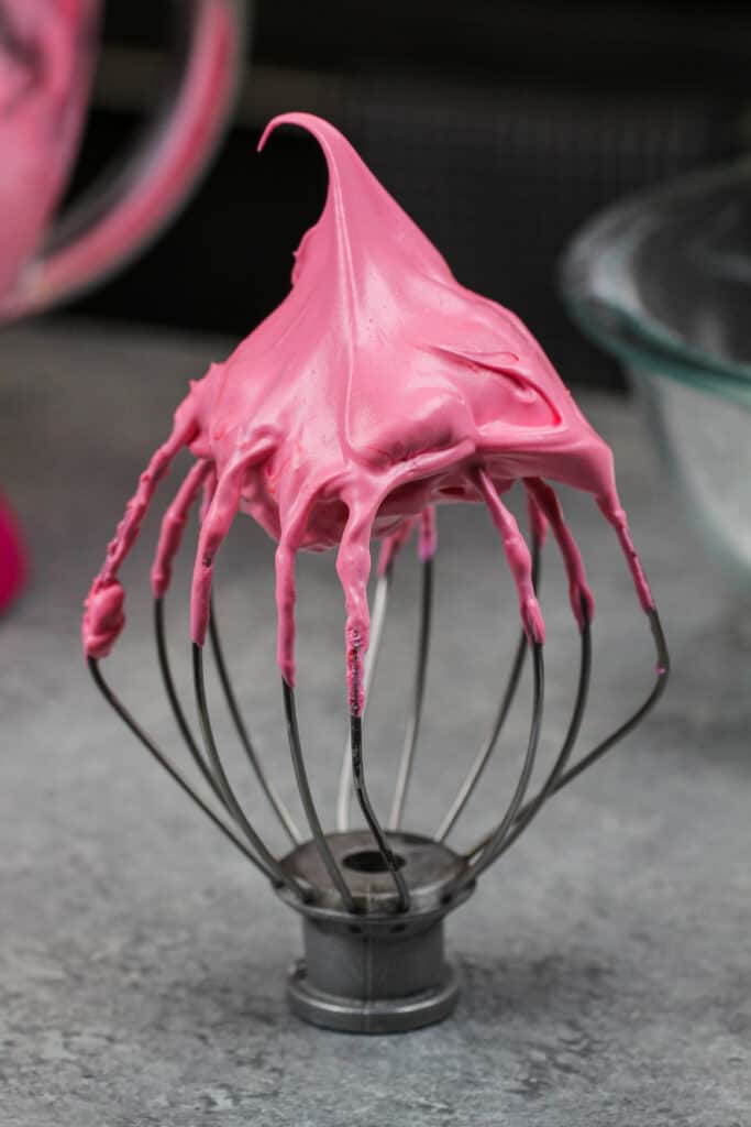 这是法国蛋白酥皮，用凝胶食用色素涂成粉红色，做成覆盆子马卡龙