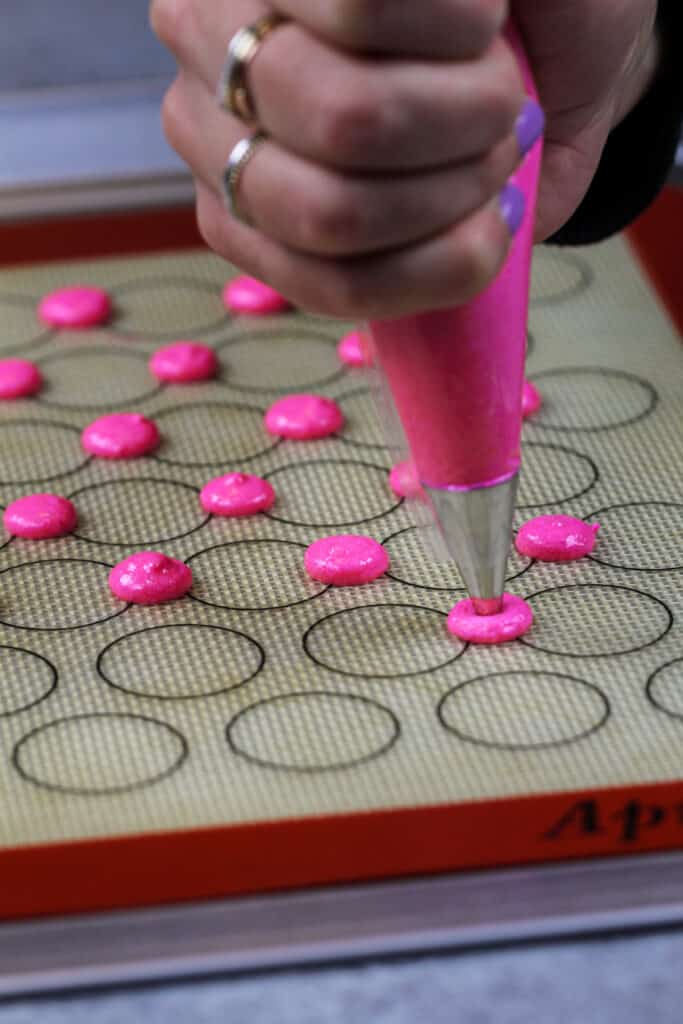 迷你macarons壳的图象被用管道