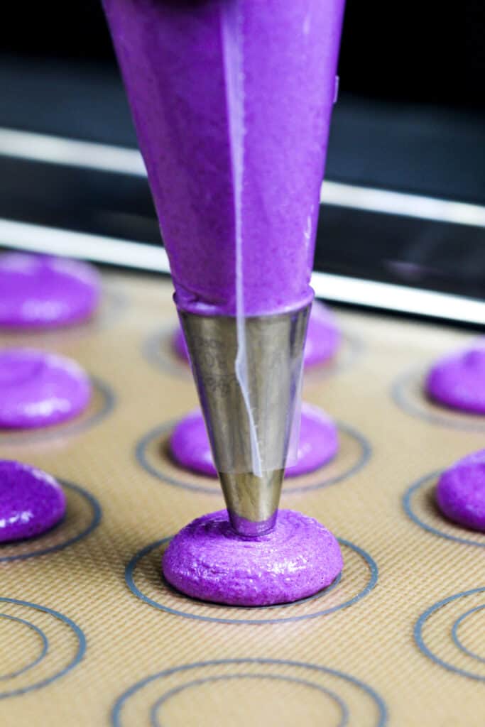 紫色马卡龙被吹到silpat垫子上的图像