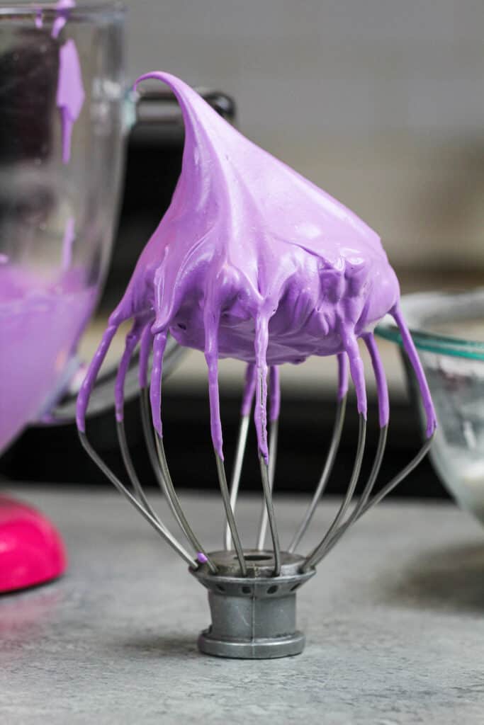 这是法国蛋白霜的图片，它被涂成紫色，用凝胶食用色素来制作薰衣草马卡龙