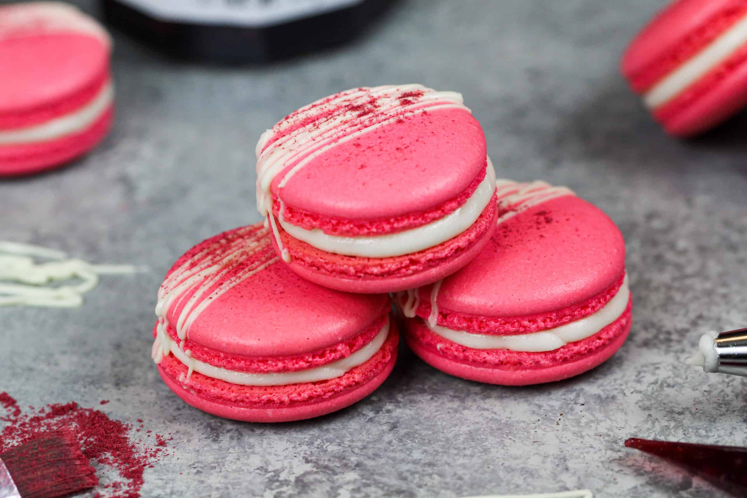 已装满覆盆子果酱和奶油的法国覆盆子的图像，并用白色巧克力滴下作为装饰