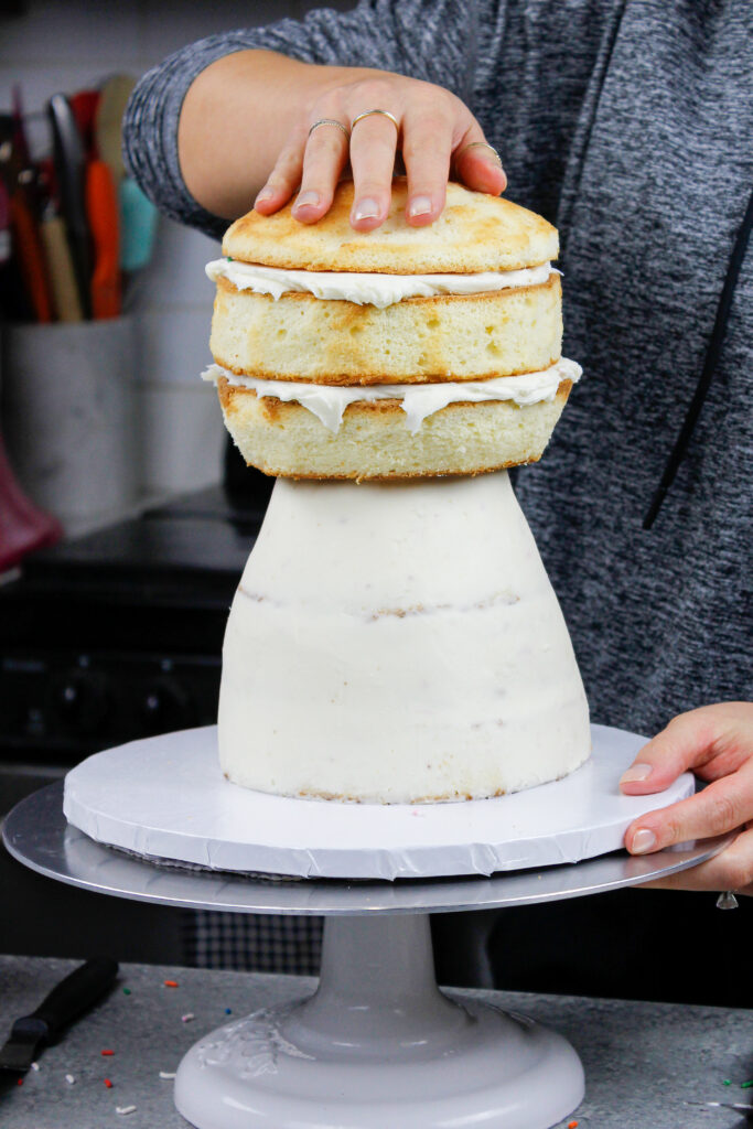 一层一层的蛋糕被堆叠起来，做成了一个北极熊蛋糕