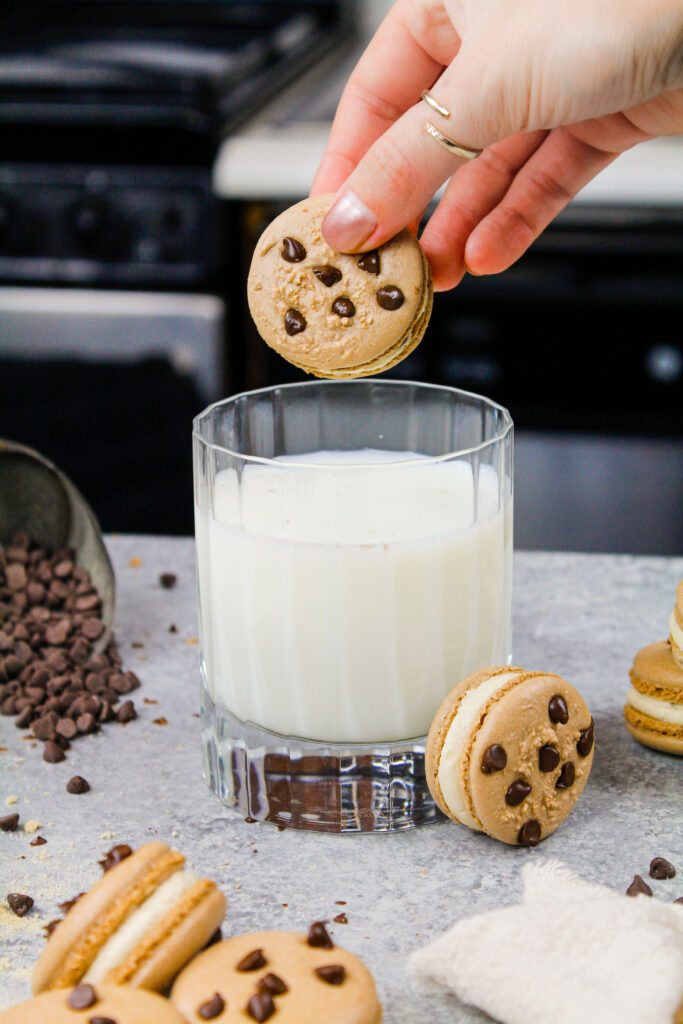 这是一个在牛奶中浸泡了奶油曲奇饼马卡龙的图片