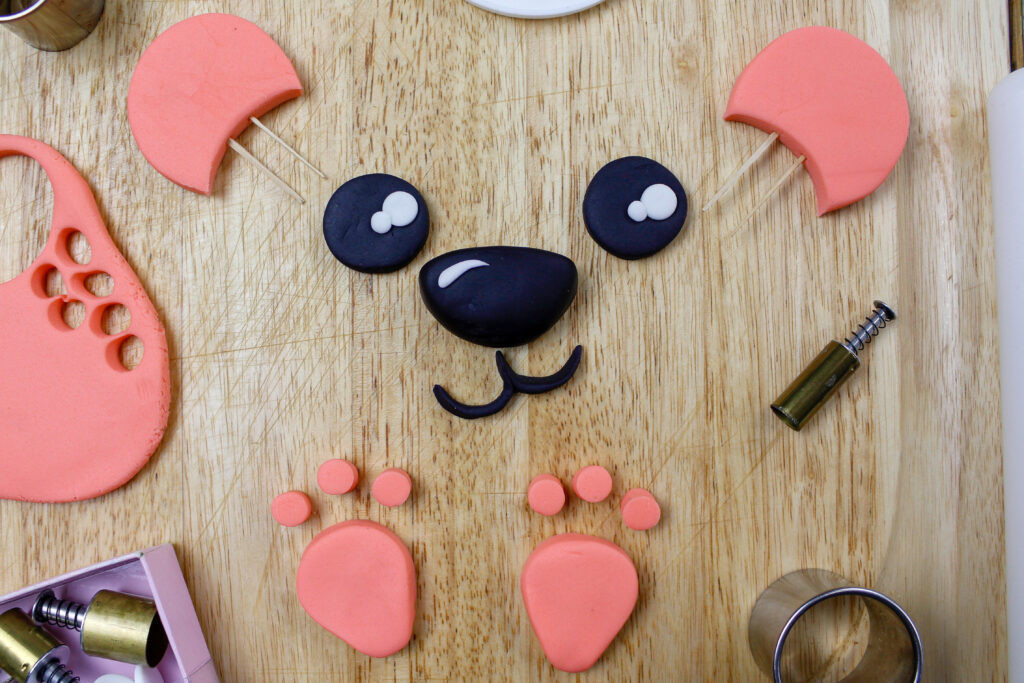 糖果脸和耳朵的图像切出来制作北极熊蛋糕