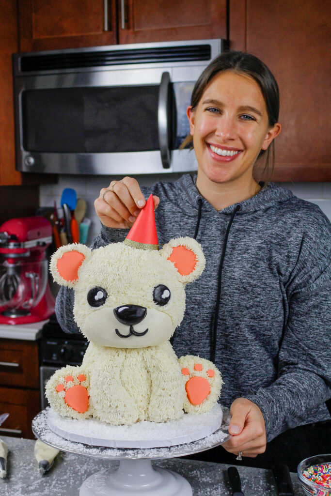 切尔韦尔的Chelsey白色的图象投入了在她的北极熊betway必威88登录蛋糕的党帽子的，作为她的动物蛋糕系列的一部分