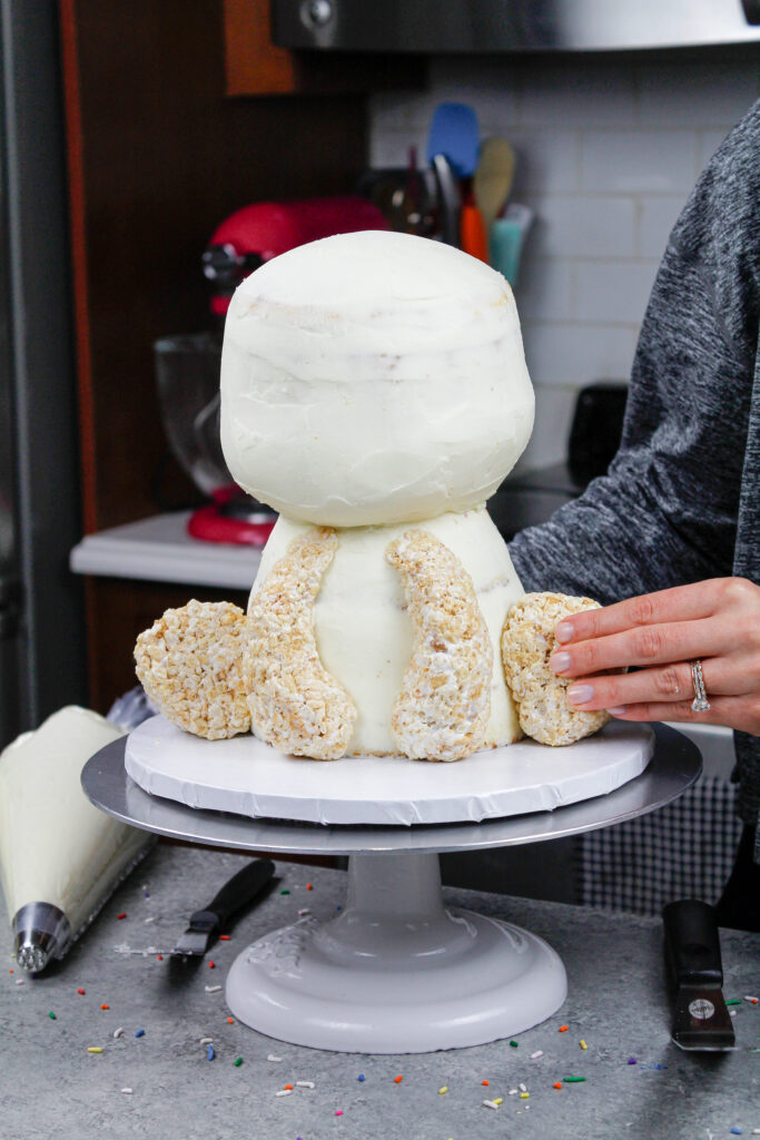 装饰米花腿的蛋糕被加到北极熊蛋糕上