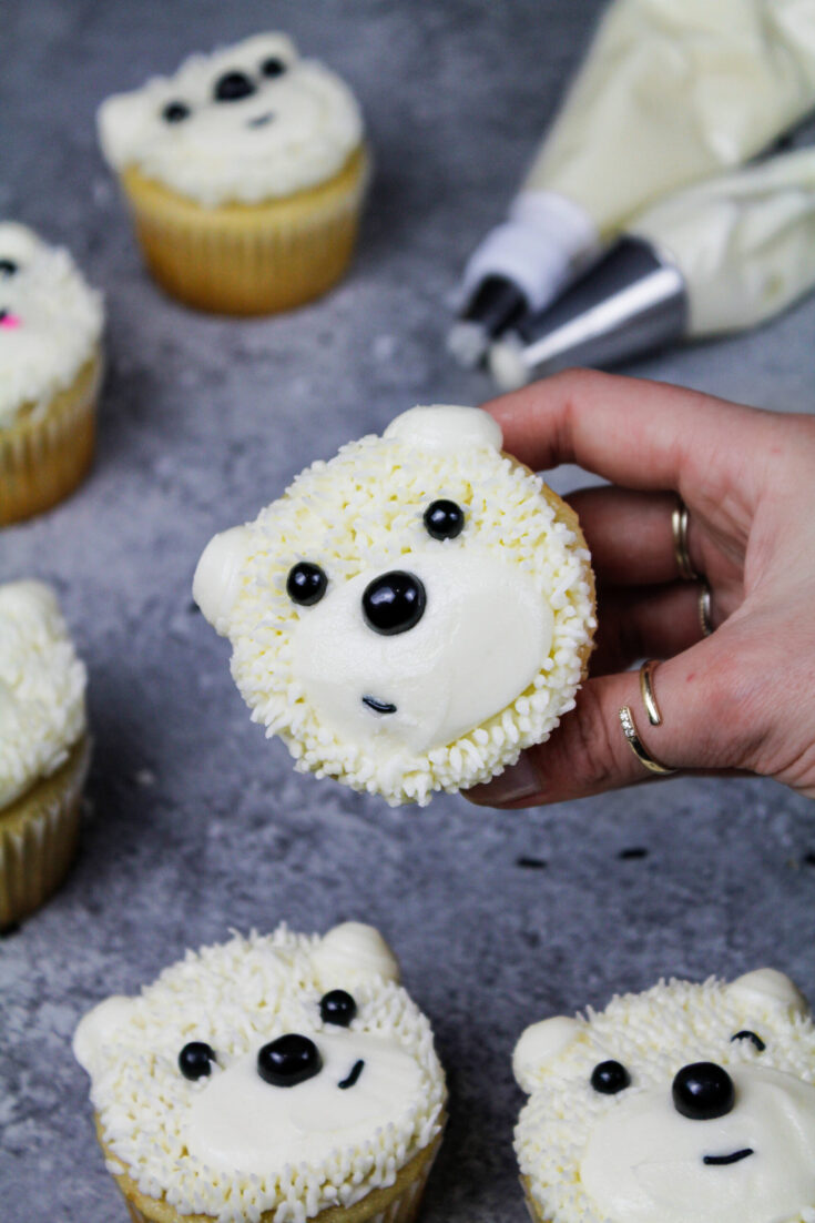 这是用奶油糖霜和黑色糖屑做成的可爱的北极熊纸杯蛋糕