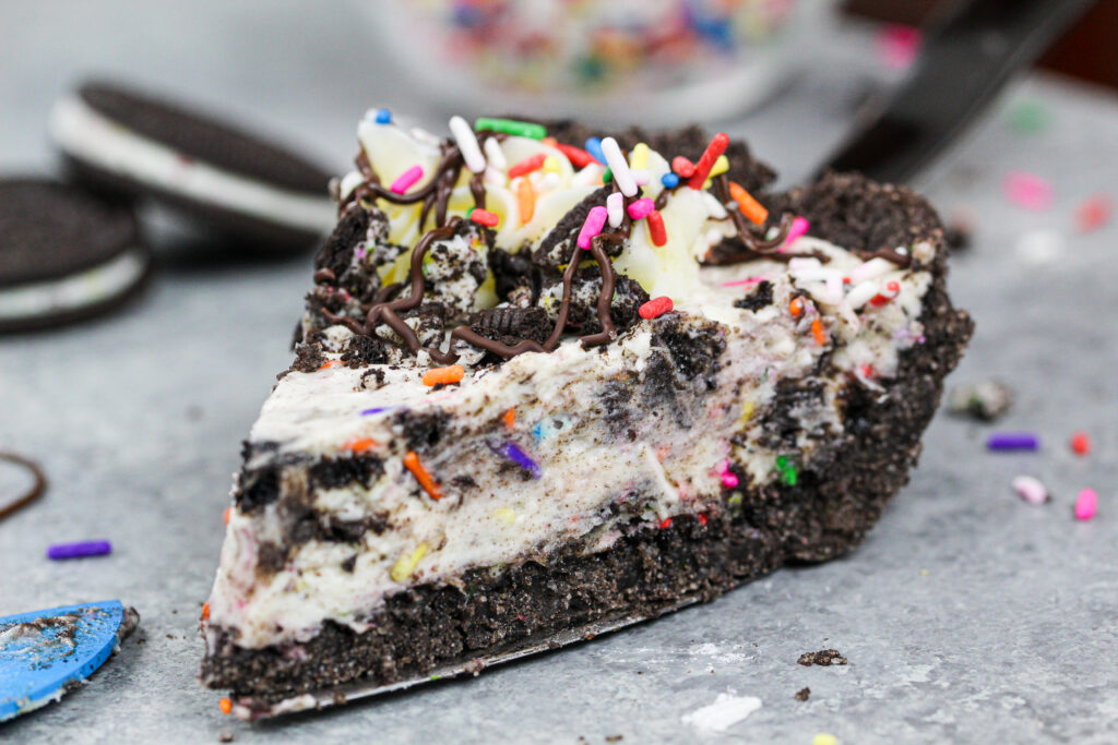 一块奥利奥奶油馅饼的形象装饰着细雨洒和巧克力