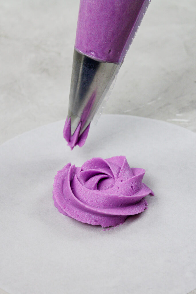 在一张羊皮纸上，用wilton 1米的磨砂头练习奶油玫瑰形