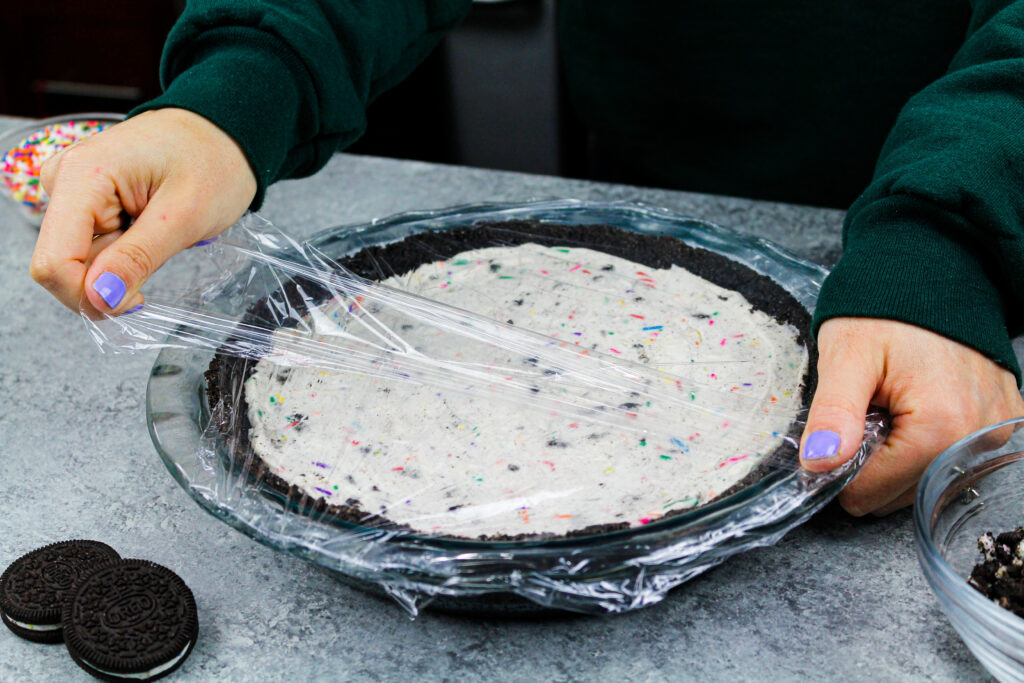 的奥利奥奶油馅饼被冷冻在冰箱里来帮助它