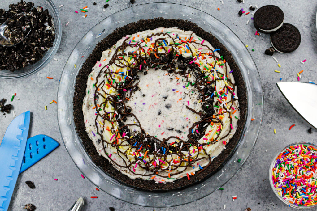 的奥利奥奶油馅饼装饰着洒和奶油乳酪