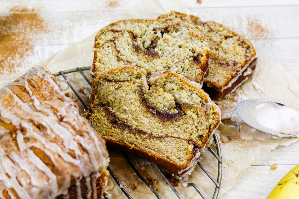 的形象片桂皮漩涡香蕉面包丝带的肉桂糖在每一片