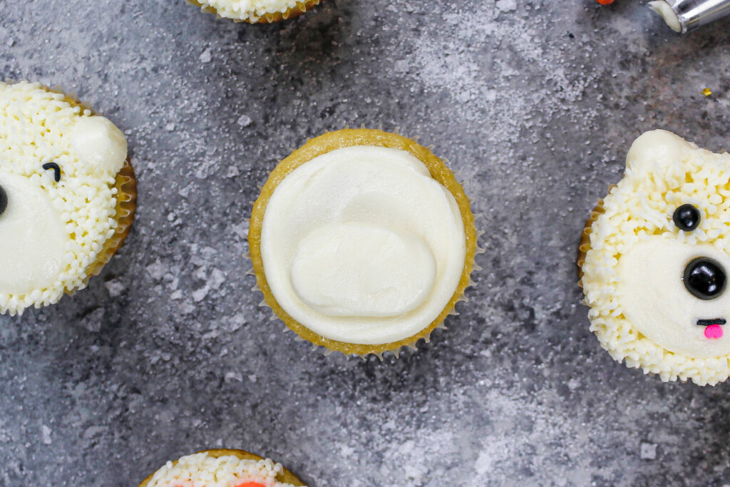 纸杯蛋糕的图片，底部有一个像北极熊鼻子一样的土堆