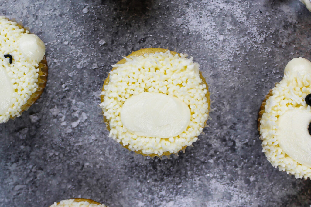 一块白色杯形蛋糕的图象用buttercream毛皮制作北极熊杯形蛋糕