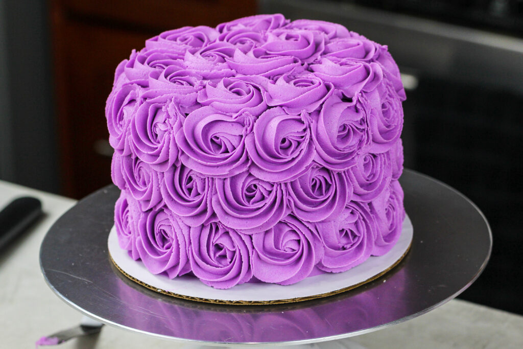 图a紫色的奶油奶油花环作为奶油奶油花环教程的一部分