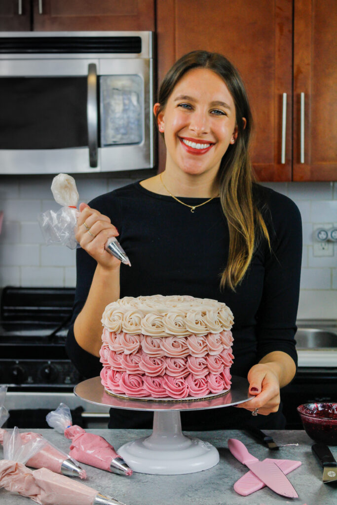 Chelsweets管道的Chelsey白色的图象一betway必威88登录个桃红色ombre玫瑰华饰蛋糕