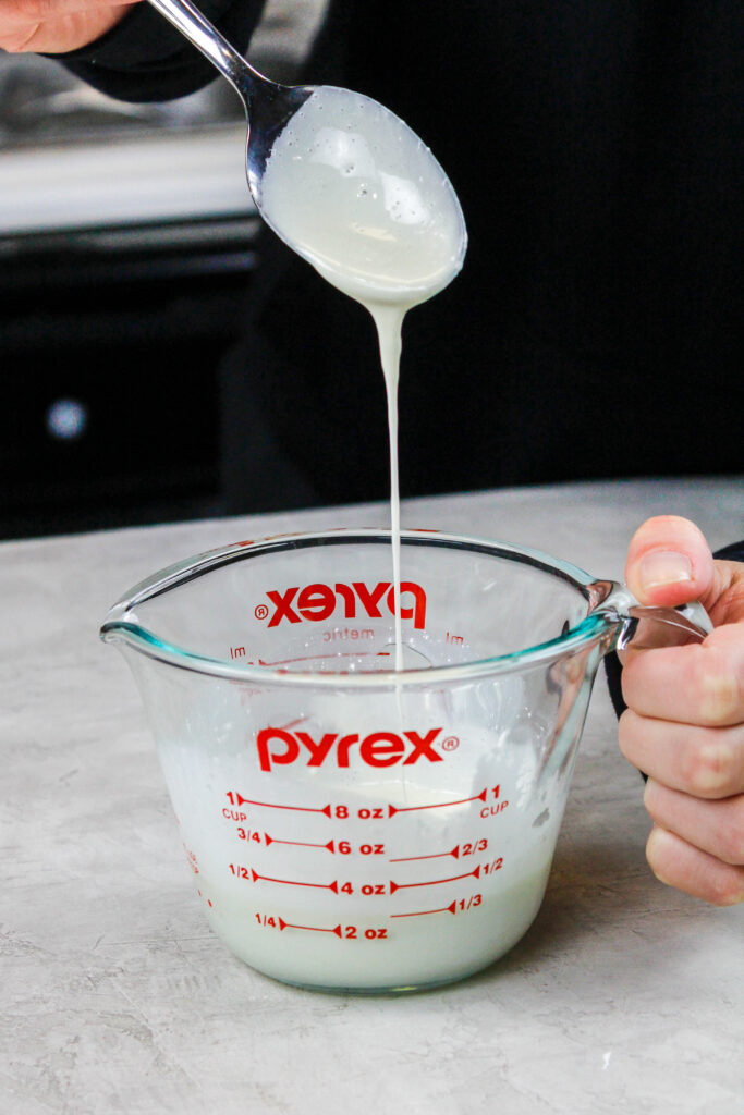 由二氧化钛制成的明亮的白色镜面釉