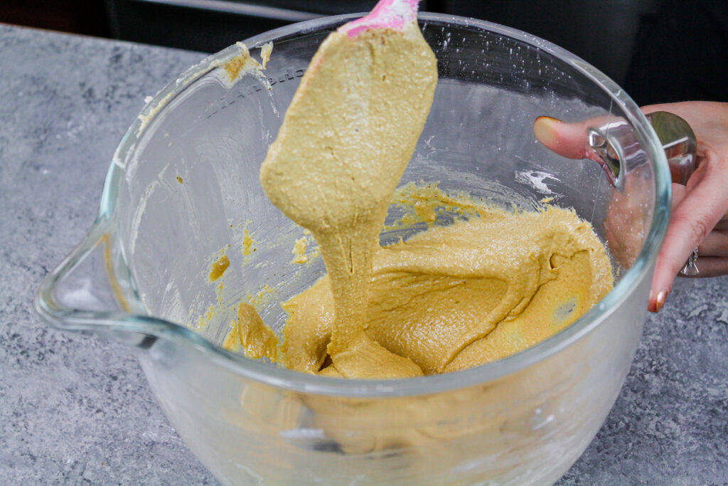 咖啡苍白面糊的图像在被举起来显示这是完美的一致性并且准备被送货