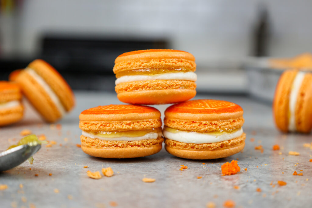 可爱的橙色macaron的图象充满橙色橘子果酱和buttercream