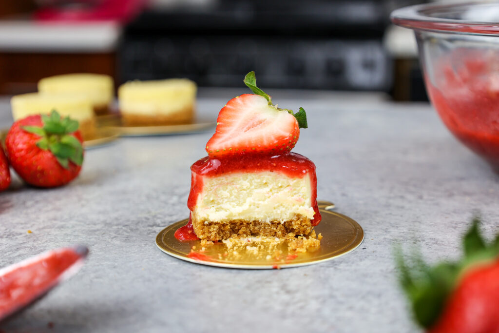 迷你草莓乳酪蛋糕的形象被切入到表明它是多么奶油和蓬松