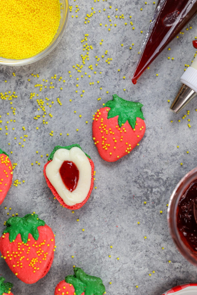 这是一个草莓马卡龙的外壳，里面塞满了一圈美国奶油和草莓酱