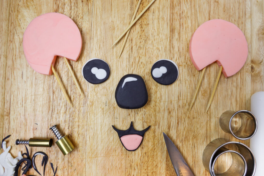 软糖剪出的形象形状，使脸上的蛋糕面孔