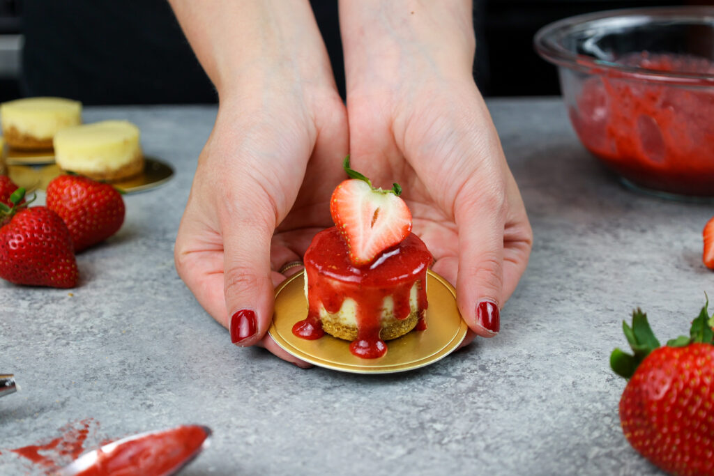 Chelsweets的Chelsey白色的图象拿着微betway必威88登录型草莓乳酪蛋糕在她的手上