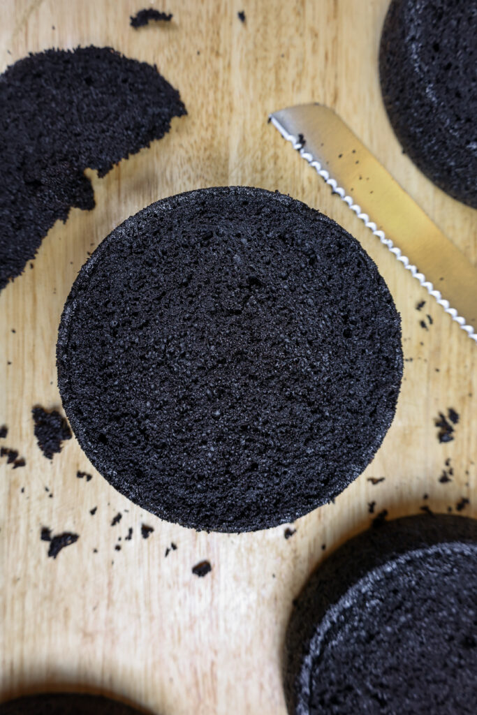 潮湿的黑可可饼层的形象，已经用锯齿刀平整