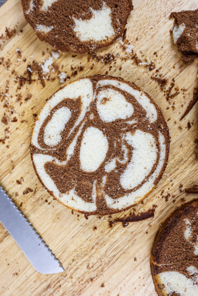 为母牛主题的生日蛋糕制作的香草和巧克力大理石蛋糕层的图象