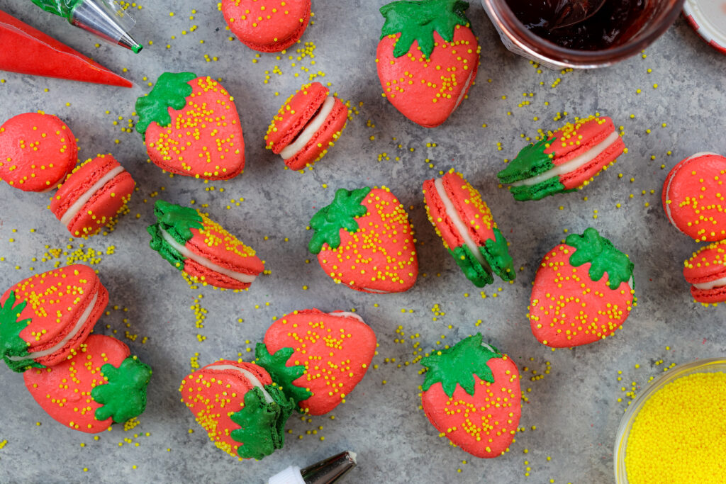 可爱的法式草莓马卡龙，里面是奶油和草莓酱