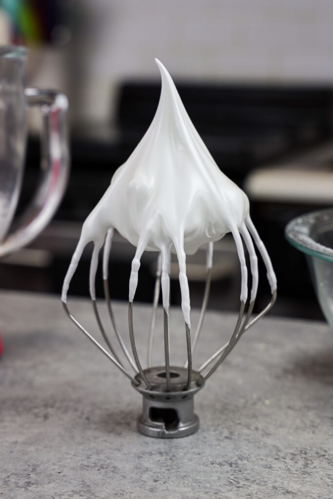 这是法国蛋白霜的图像，它被搅打后有硬硬的突起，非常适合做马卡龙