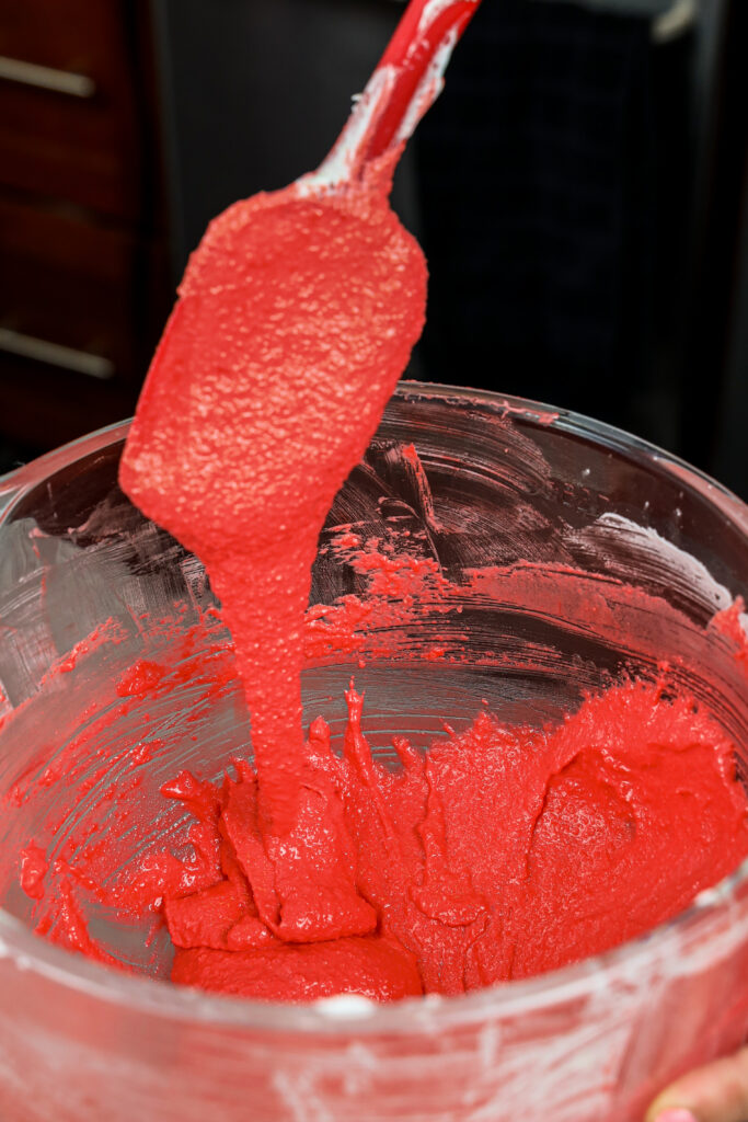 被为草莓macarons做的红色法国马玛肉面团的图象