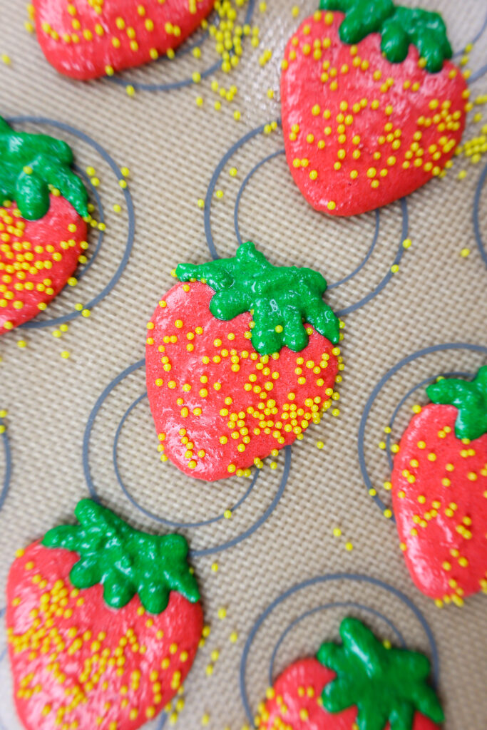 草莓形状的马卡龙外壳在烘烤前静止的图像