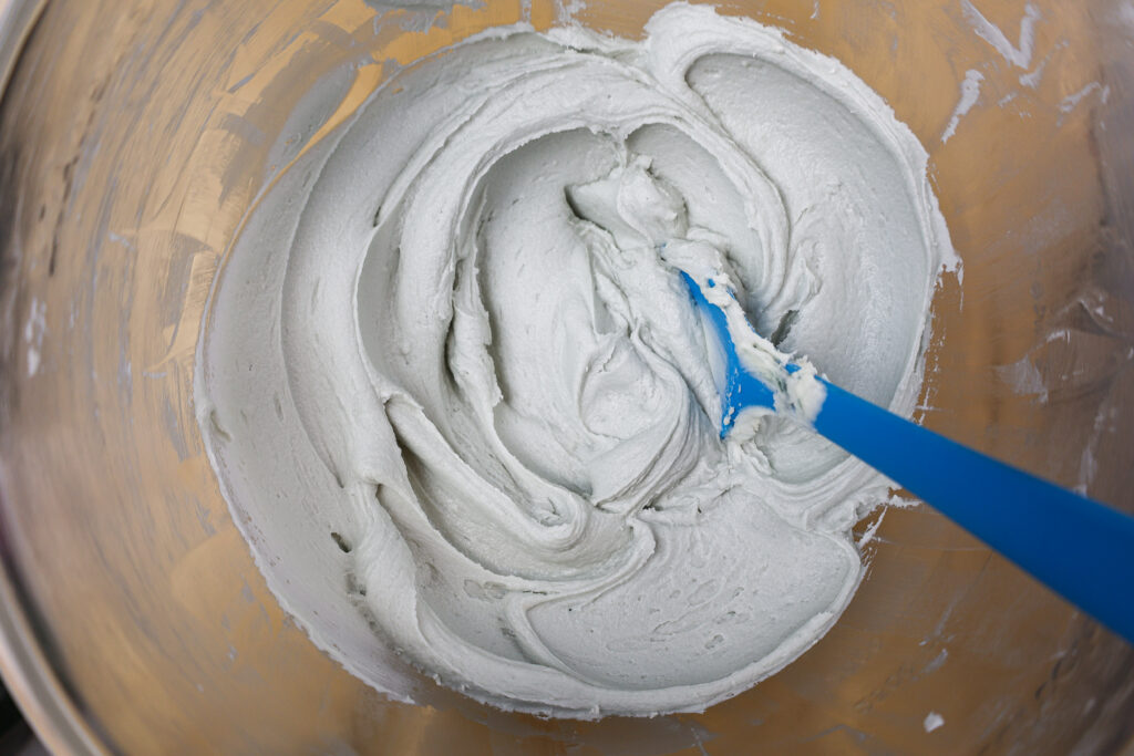 灰色buttercream结霜的图象在碗的