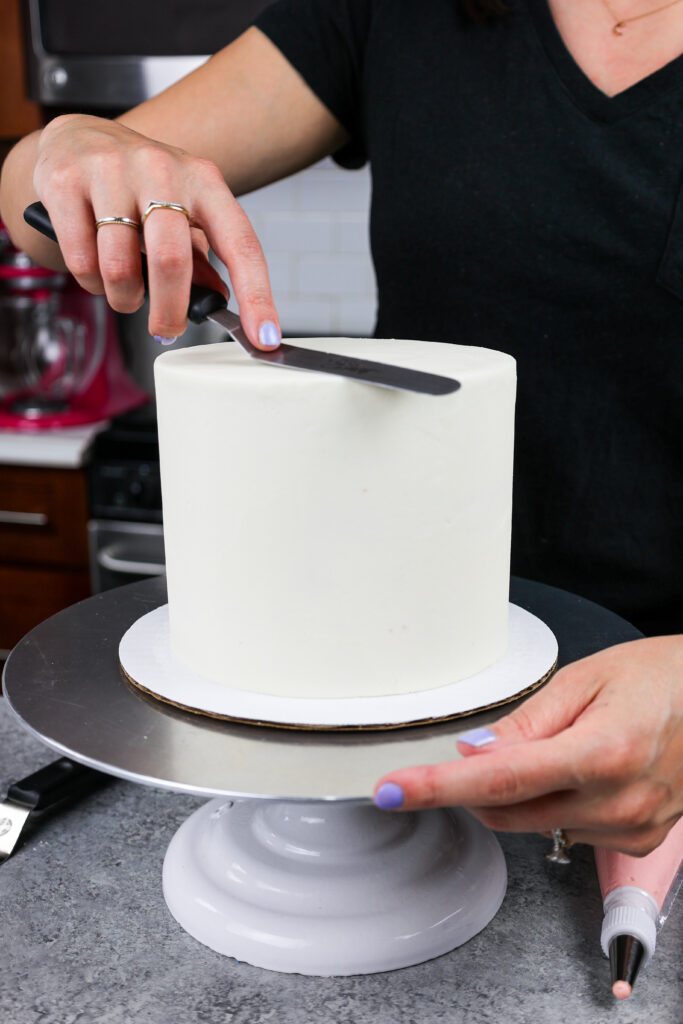 图像一个6英寸的层蛋糕，具有完美光滑的奶油糖霜