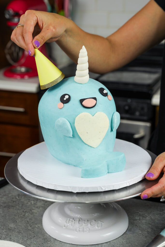 被添加到一群生日蛋糕的党帽子的图象